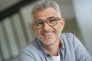 עדכונים אחרונים אדם מרכיב משקפיים מולטיפוקל