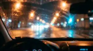 מבט דרך חלון עם הילות אור המדגימות סימן מוקדם של קטרקט